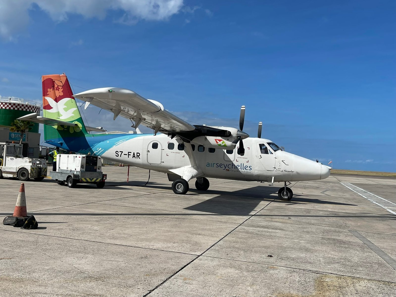 Twin Otter -potkuriturbiinikone asematasolla Mahéllä