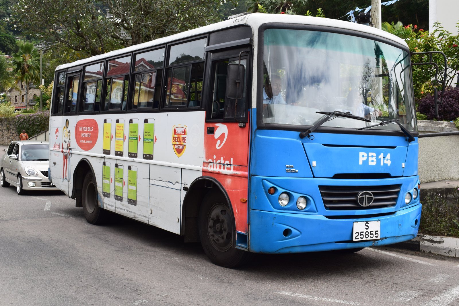 Sininen ja punainen SPTC:n linja-auto kadulla Victoriassa